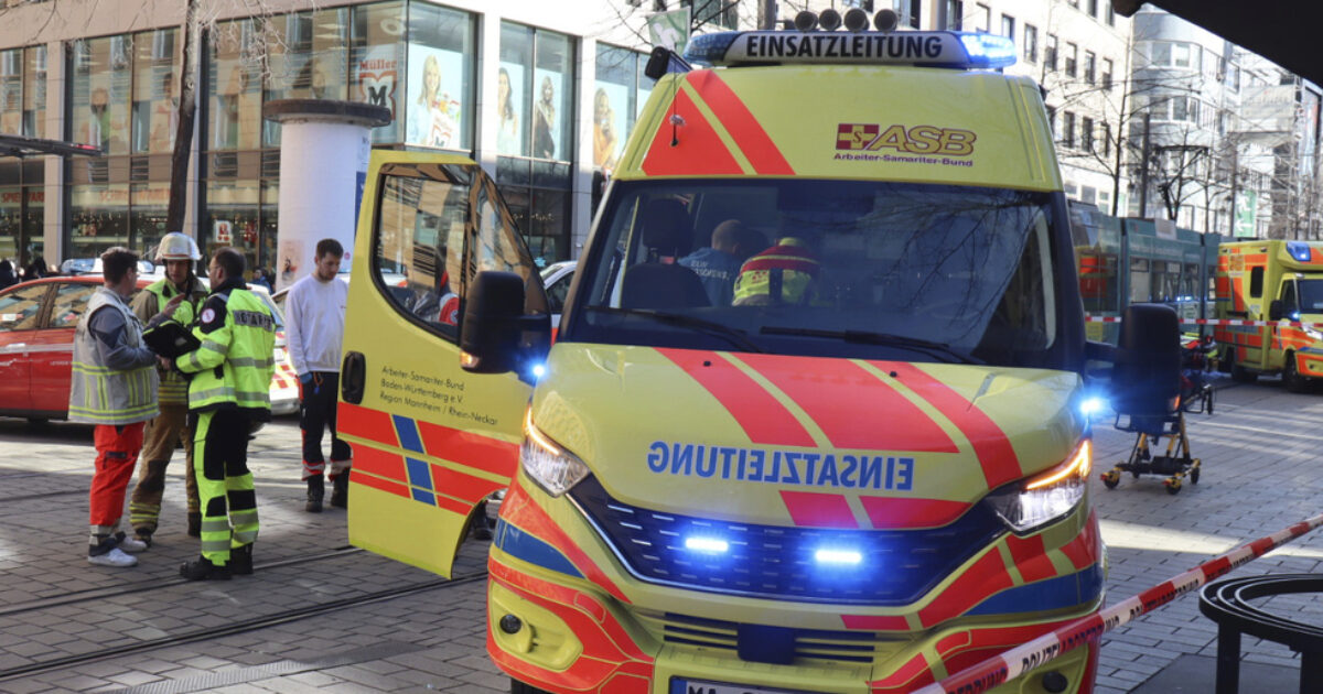 auto sulla folla in baviera ferite anche la moglie e la figlia del conducente