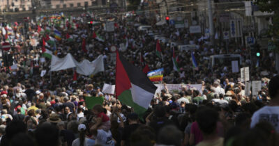 Copertina di Corteo per Gaza, gli organizzatori: qui in 300mila. Conte: “Stop al genocidio”. Schlein: “In corso una pulizia etnica”