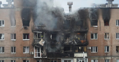 Copertina di Raid russi a Kharkiv e Kherson, 5 morti. “Altri missili nel pomeriggio, c’è una vittima”. Trump: “Gli attacchi di Kiev danno a Putin la scusa per colpire” – Diretta