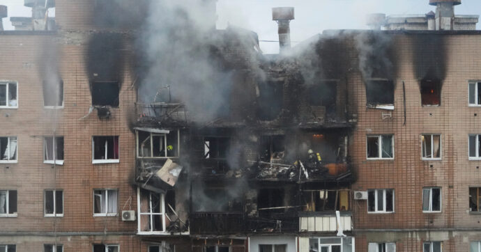 Raid russi a Kharkiv e Kherson, 5 morti. “Altri missili nel pomeriggio, c’è una vittima”. Trump: “Gli attacchi di Kiev danno a Putin la scusa per colpire” – Diretta