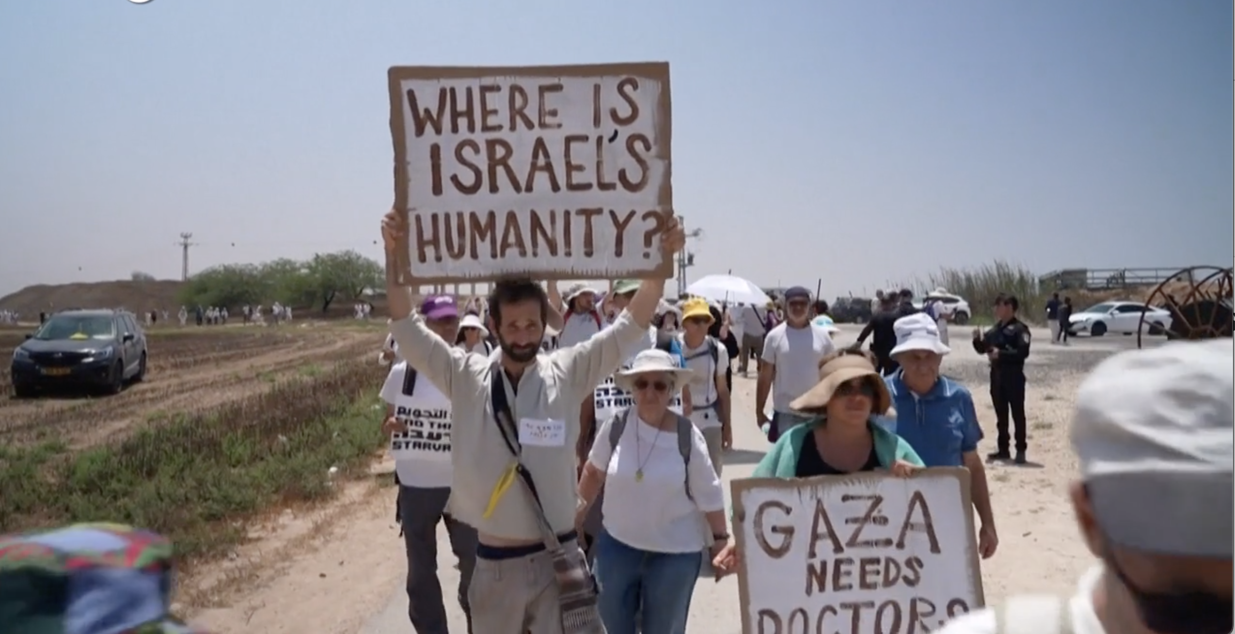 Oltre mille cittadini israeliani in marcia verso la Striscia di Gaza per chiedere il cessate il fuoco Oltre mille cittadini israeliani in marcia verso la Striscia di Gaza per chiedere il cessate il fuoco
