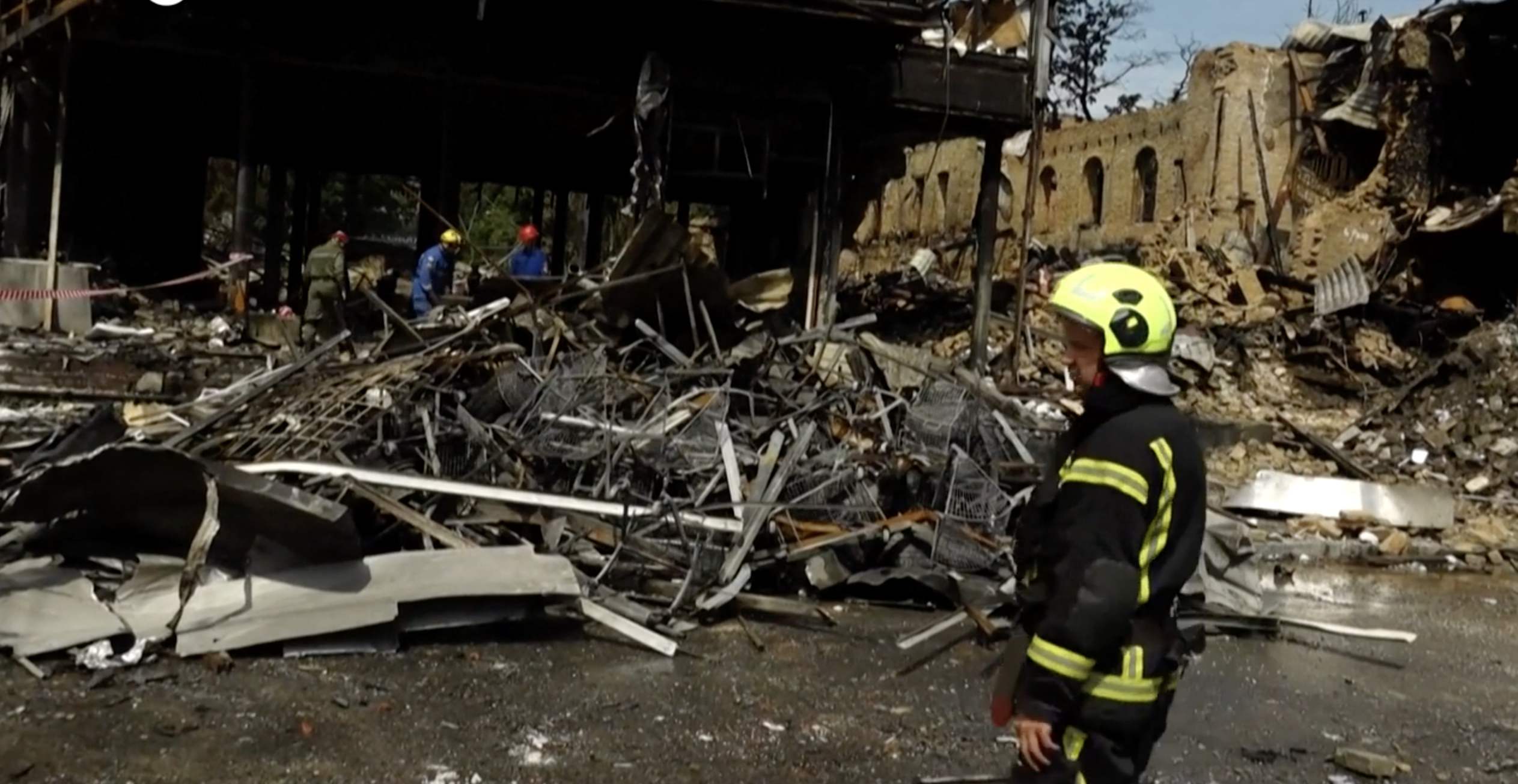 Ucraina, le macerie dopo gli attacchi russi della scorsa notte su Kiev: le immagini Ucraina, le macerie dopo gli attacchi russi della scorsa notte su Kiev: le immagini
