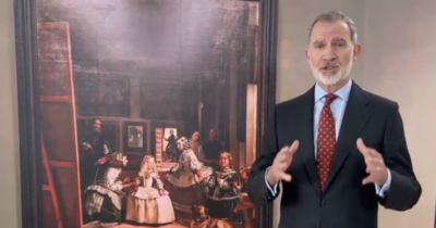 Copertina di Re Felipe di Spagna si trasforma in critico d’arte per raccontare i suoi antenati dipinti in “Las Meninas” di Diego Velázquez – IL VIDEO