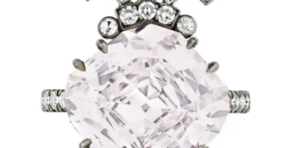 Copertina di Il prezioso diamante rosa della regina Maria Antonietta andrà all’asta da Christie’s: stimato tra i 3 e i 5 milioni di euro