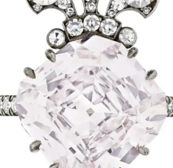 Il prezioso diamante rosa della regina Maria Antonietta andrà all’asta da Christie’s: stimato tra i 3 e i 5 milioni di euro