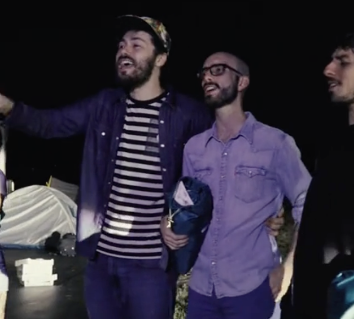 Pinguini Tattici Nucleari a Campovolo nella notte vanno a trovare i fan appostati con le tende – VIDEO