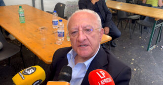 Copertina di In piazza per Gaza, De Luca: “Commosso per chi è uscito dal letargo. Ora però serve anche lo stop all’invio di armi”