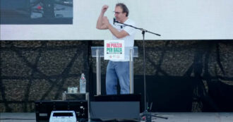 Copertina di In piazza per Gaza, Angelo Bonelli in lacrime sul palco mentre parla dei bambini palestinesi