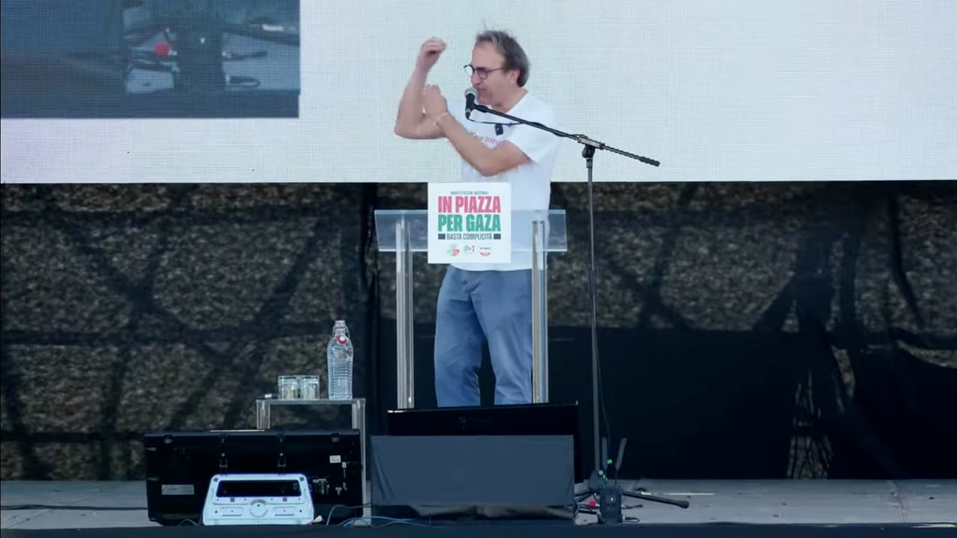 In piazza per Gaza, Angelo Bonelli in lacrime sul palco mentre parla dei bambini palestinesi In piazza per Gaza, Angelo Bonelli in lacrime sul palco mentre parla dei bambini palestinesi