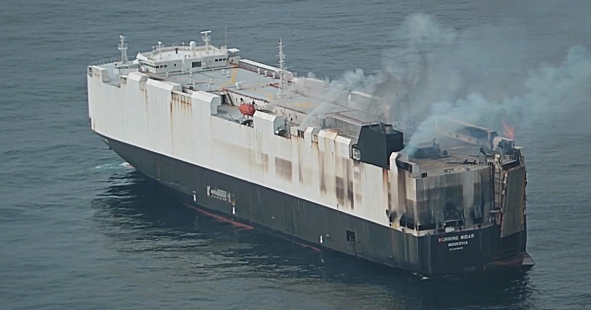 In fiamme cargo nel nord Pacifico, Alaska salva 22 marinai. Tremila auto a bordo, incendio ancora in corso In fiamme cargo nel nord Pacifico, Alaska salva 22 marinai. Tremila auto a bordo, incendio ancora in corso