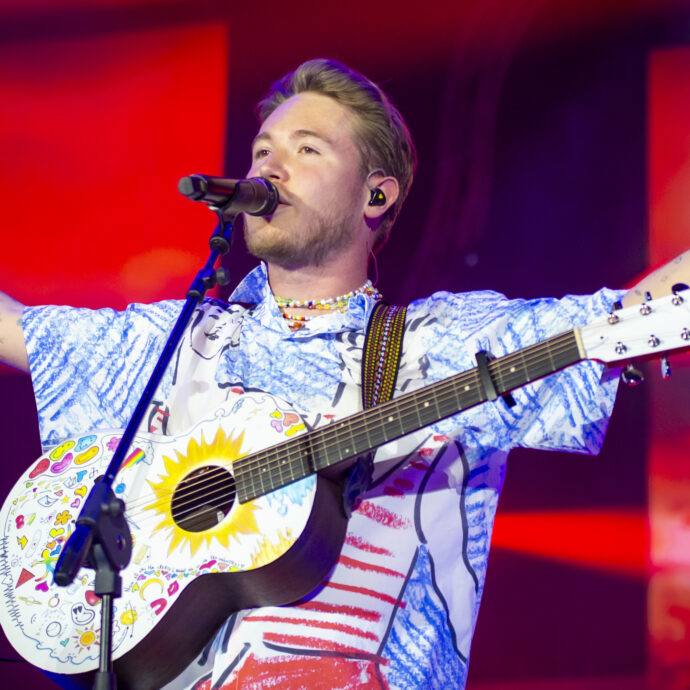 “Morivo di freddo in Svezia e per scaldarmi ho scritto ‘A me mi piace’. Io il re dei tormentoni? Bello, ma faccio gli scongiuri”: Alfa primo tra album e singoli