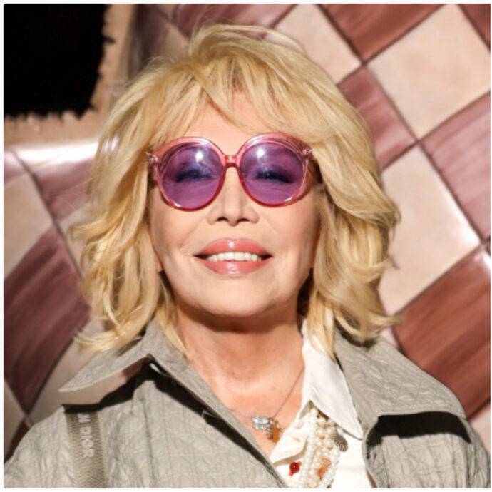 “I Maneskin mi volevano a Sanremo per un duetto. Ho chiesto soldi e si sono offesi. Non li conoscevo. Chi sono questi ragazzi tutti truccati?”: lo rivela Amanda Lear