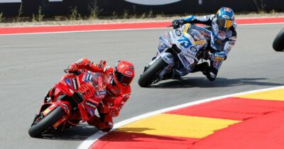 Copertina di MotoGp Aragon, i Marquez dominano la Sprint di casa: pazzesca rimonta di Bezzecchi, disastro Bagnaia