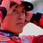 Copertina di MotoGp Germania, Marc Marquez rimonta Bezzecchi all’ultimo giro e vince la Sprint Race sul bagnato
