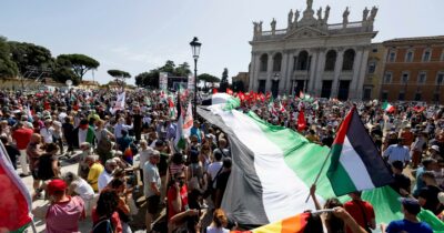 Copertina di Folla enorme al corteo per fermare il massacro dei palestinesi a Gaza