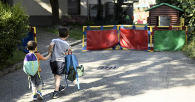 Copertina di Nidi al caldo, le testimonianze: “Costretti ai turni per il ventilatore”. “Per i bimbi solo un cortile asfaltato”