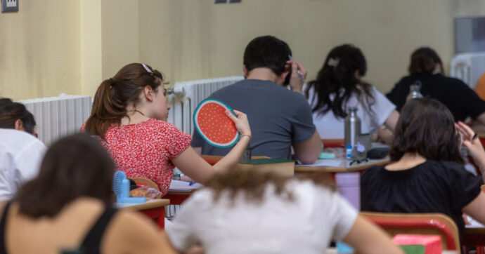 “Rischio caldo torrido durante gli esami di maturità. Servono climatizzatori nelle classi”: l’appello a Valditara