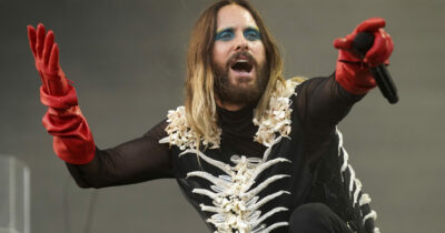 Copertina di Jared Leto accusato di molestie sessuali: "Si è masturbato davanti a me e ha fatto avances erotiche"