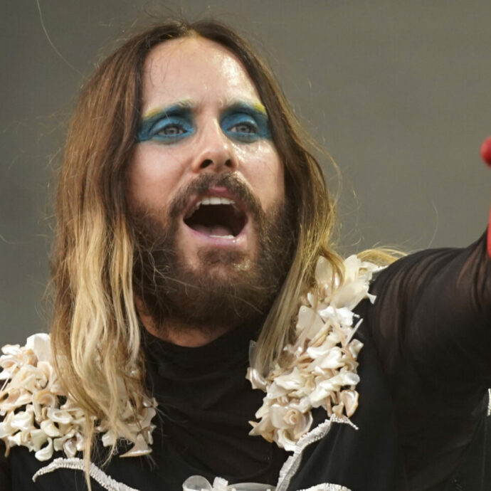 “Si è masturbato davanti a me, mi chiamava sotto l’effetto di droghe all’alba, mi ha fatto avances spinte”: Jared Leto accusato di molestie sessuali