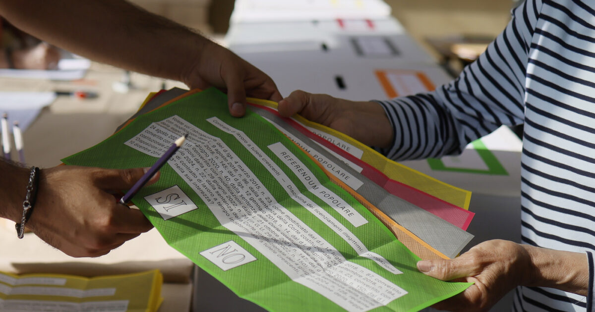 Referendum, urne aperte in tutta Italia fino alle 15 del 9 giugno. Ballottaggi a Taranto e Matera Referendum, urne aperte in tutta Italia fino alle 15 del 9 giugno. Ballottaggi a Taranto e Matera
