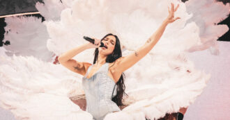 Copertina di Dua Lipa a Milano canta Raffaella Carrà e con “A far l'amore comincia tu” strega i fan italiani: il racconto