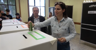 Copertina di Referendum, il voto di Elly Schlein a Roma: la segretaria del Pd salutata dall’applauso di alcune signore