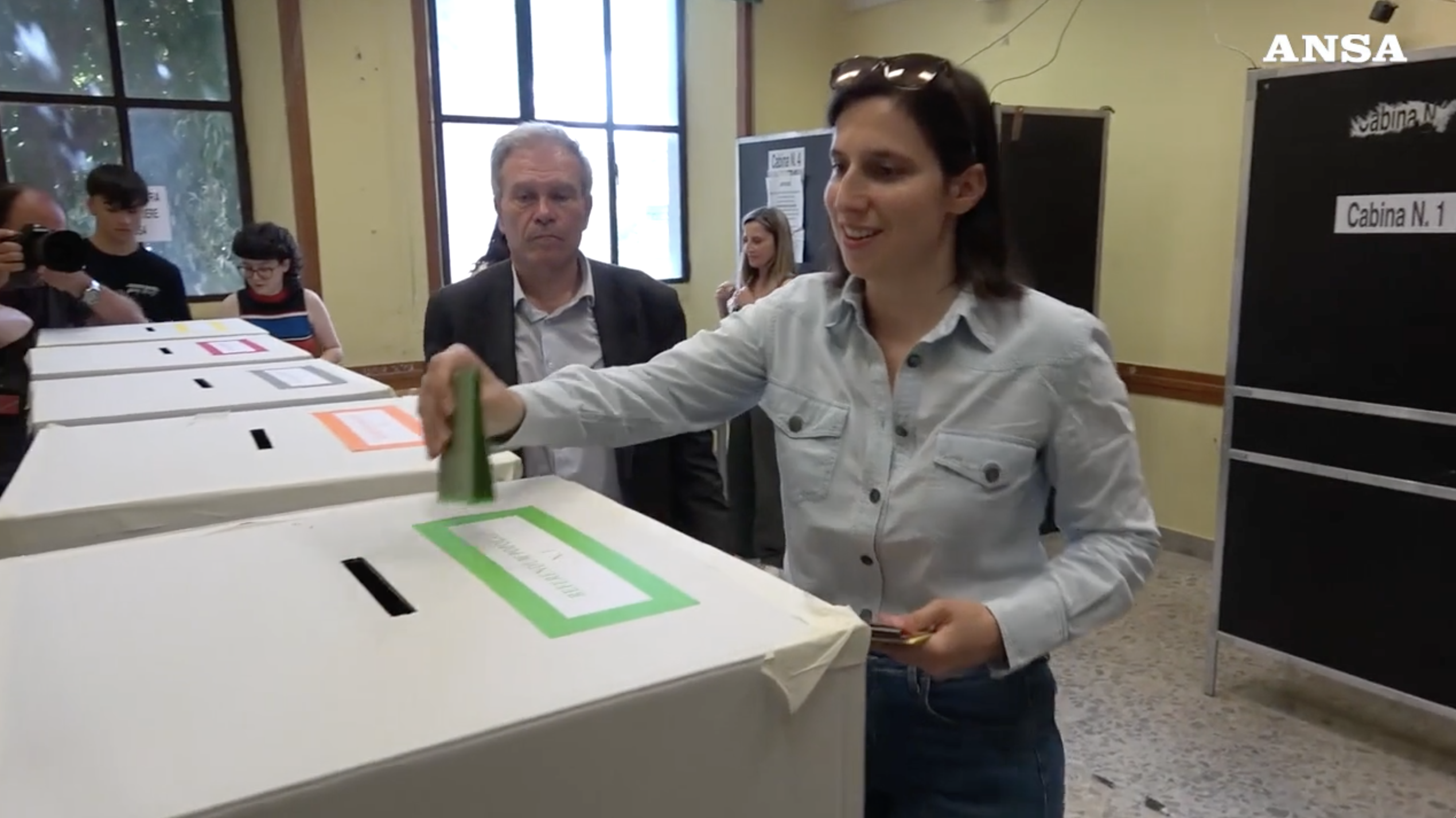Referendum, il voto di Elly Schlein a Roma: la segretaria del Pd salutata dall’applauso di alcune signore