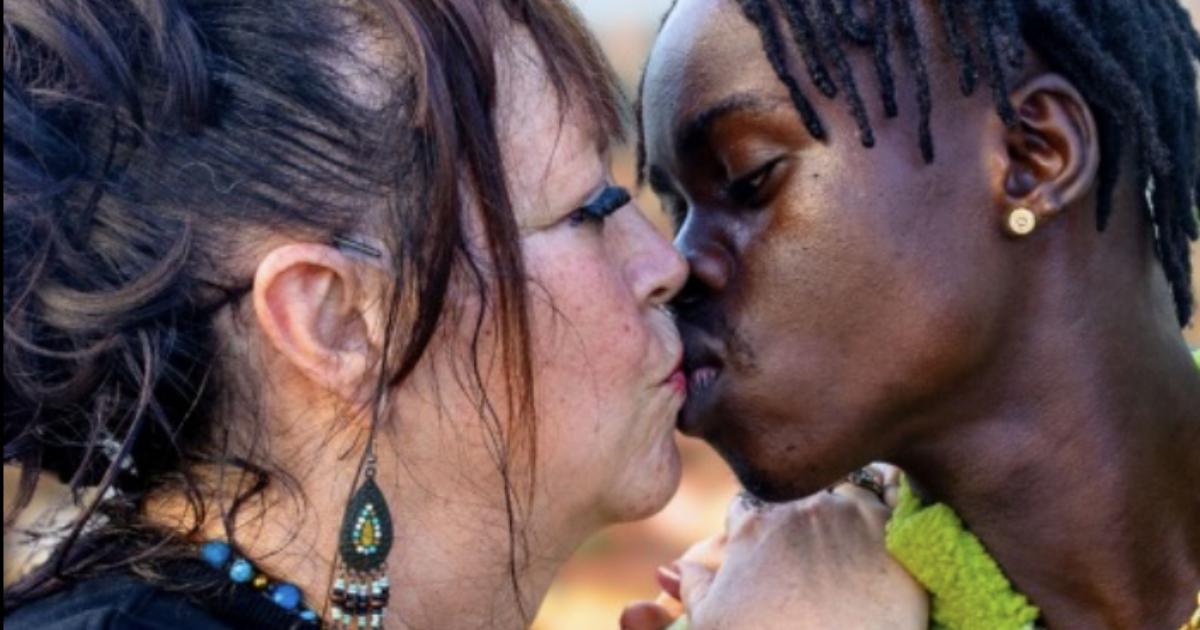 “Ho sposato un ragazzo di 43 anni più giovane di me. Mi chiamano nonna e dicono che sta con me per soldi. La gente pensa che io sia pazza”: lo sfogo di Kate