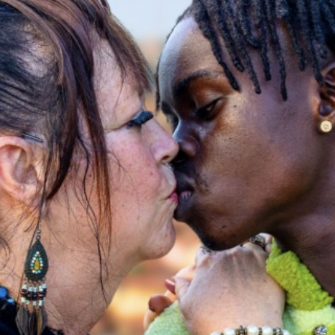 “Ho sposato un ragazzo di 43 anni più giovane di me. Mi chiamano nonna e dicono che sta con me per soldi. La gente pensa che io sia pazza”: lo sfogo di Kate