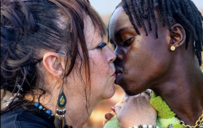 “Ho sposato un ragazzo di 43 anni più giovane di me. Mi chiamano nonna e dicono che sta con me per soldi. La gente pensa che io sia pazza”: lo sfogo di Kate “Ho sposato un ragazzo di 43 anni più giovane di me. Mi chiamano nonna e dicono che sta con me per soldi. La gente pensa che io sia pazza”: lo sfogo di Kate