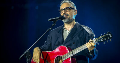 Copertina di “Ho maltratto per anni il mio corpo, ho perso 10 kg e sono fiero. Giocavo con lo stereotipo dell’uomo de panza e del cantautore gucciniano”: così Brunori Sas