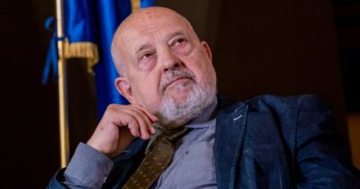 Copertina di Franco Cardini: “Su Gaza e sul riarmo Giorgia rischia tutto: la base FdI contraria”