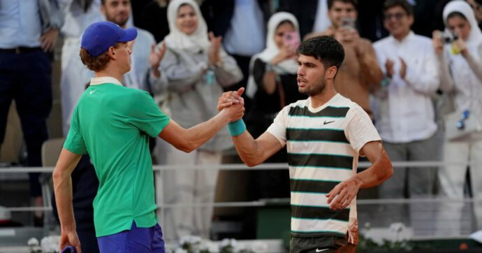 Alcaraz rimonta Sinner nella finale dei due mostri