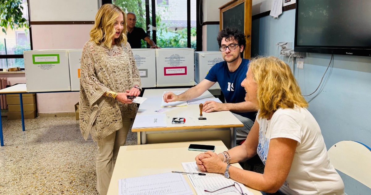 Referendum, la premier Meloni al seggio: “Non ha ritirato le schede”. Mattarella ha votato a Palermo Referendum, la premier Meloni al seggio: “Non ha ritirato le schede”. Mattarella ha votato a Palermo
