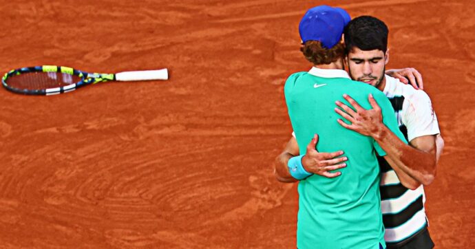 Alcaraz è campione del Roland Garros: Sinner sconfitto dopo una finale infinita. “Non riuscirò a dormire”