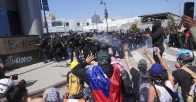 Copertina di Dilagano le proteste dei migranti contro le deportazioni. Trump manda la Guardia nazionale, la California gli fa causa