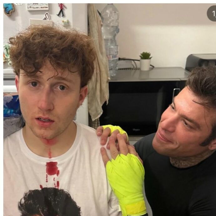 “Fedez mi ha rotto il naso mentre facevamo sparring, il sangue mi usciva ancora dopo un’ora e mezza”: incidente in diretta per Il Rosso