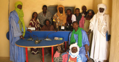 Copertina di Radio Solaire, la storia del tecnico bolognese che impiantò più di 500 radio FM in Africa