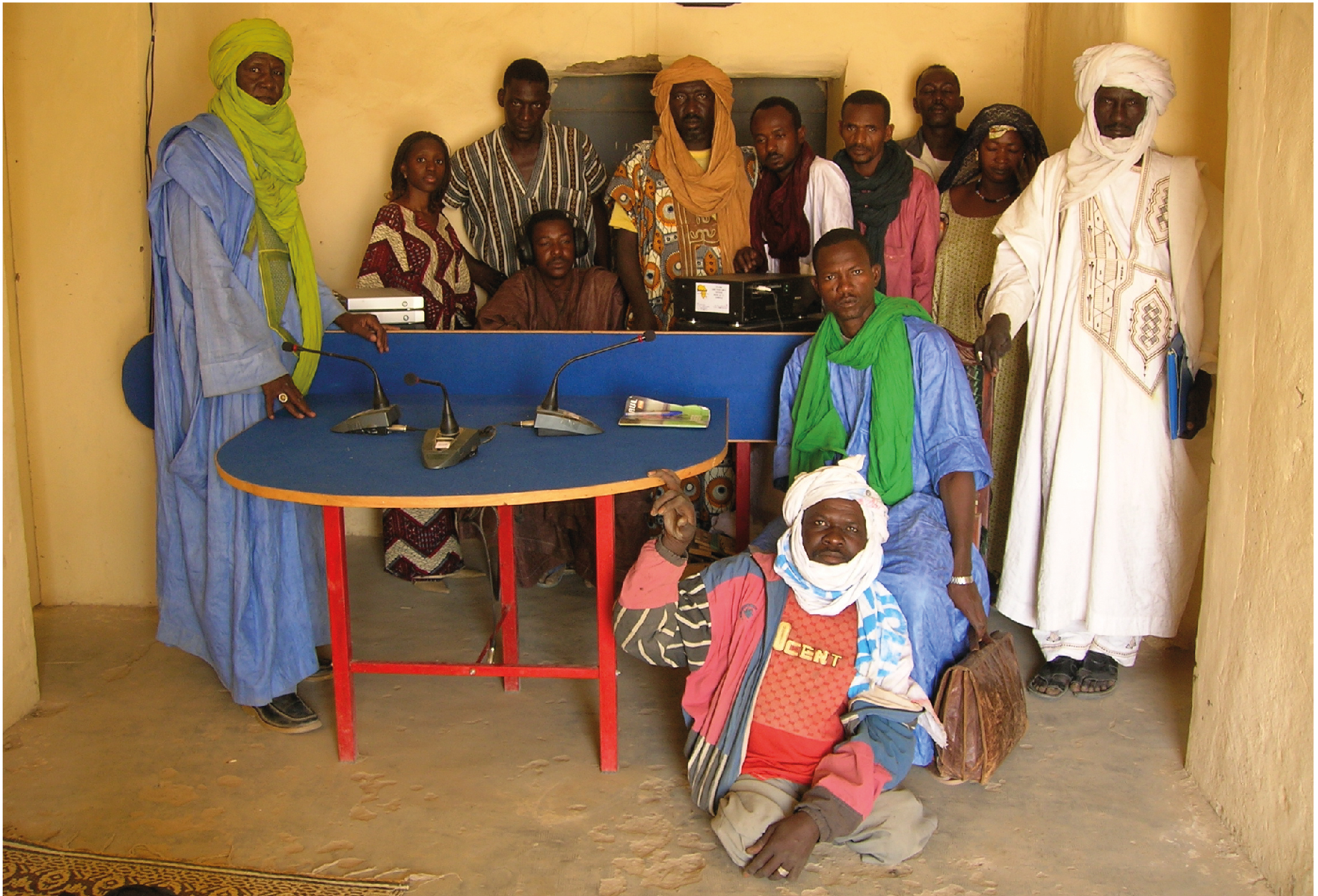radio solaire la storia del tecnico bolognese che impiant242 pi249 di 500 radio fm in africa