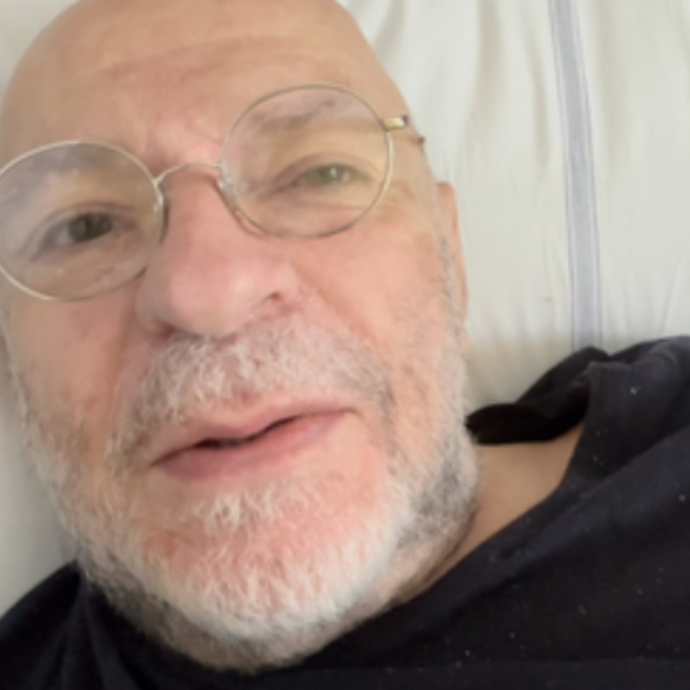 “Una mattina mi sono alzato dal divano e le mie gambe non hanno retto, ho sbattuto la testa. Mi ha salvato la signora delle pulizie. La morte? Voglio essere cremato”: Mauro Coruzzi-Platinette racconta il secondo ictus