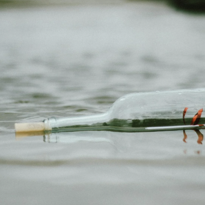 Una bambina trova una bottiglia con un messaggio mentre cammina sulla spiaggia: nel biglietto c’è un numero di telefono, e quando la sua mamma lo chiama resta di stucco