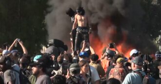 Auto bruciate, sassi contro la polizia e Guardia nazionale nelle strade: il video delle proteste a Los Angeles