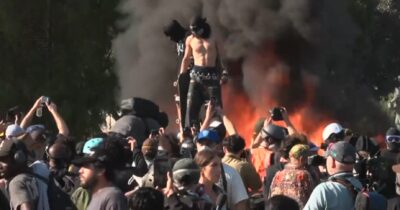 Copertina di Auto bruciate, sassi contro la polizia e Guardia nazionale nelle strade: il video delle proteste a Los Angeles