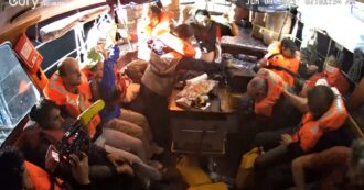 L’esercito israeliano abborda la nave con gli aiuti per Gaza: l’equipaggio della Freedom Flotilla con le mani alzate – Video
