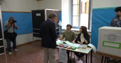 Copertina di L’imbarazzo di Calenda, si presenta al seggio ma non lo fanno votare: sulla scheda non c’è più spazio per i timbri