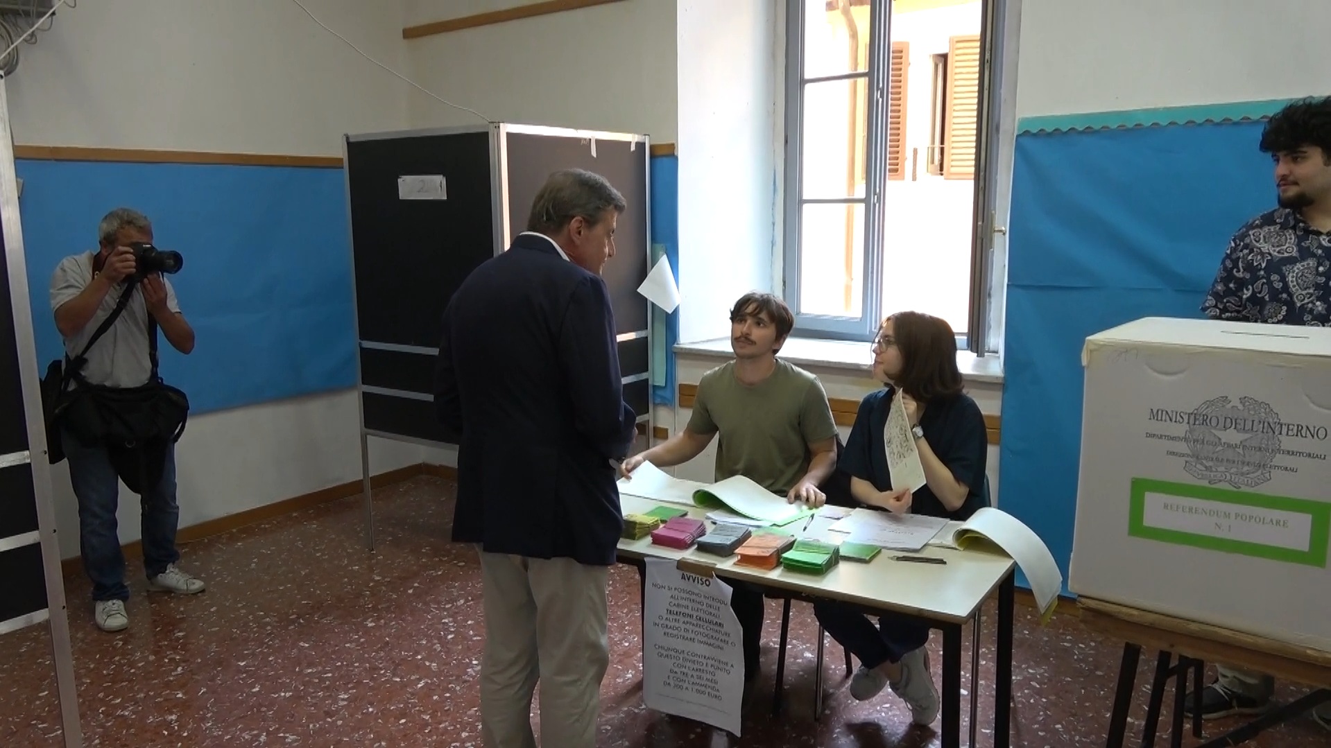 l8217imbarazzo di calenda si presenta al seggio ma non lo fanno votare sulla scheda non c8217232 pi249 spazio per i timbri