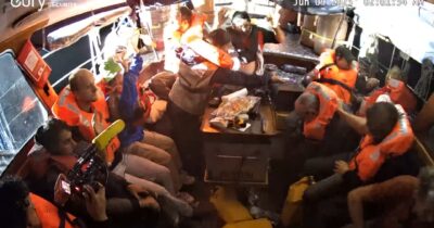 Copertina di L’esercito israeliano abborda la nave con gli aiuti per Gaza: l’equipaggio della Freedom Flotilla con le mani alzate – Video