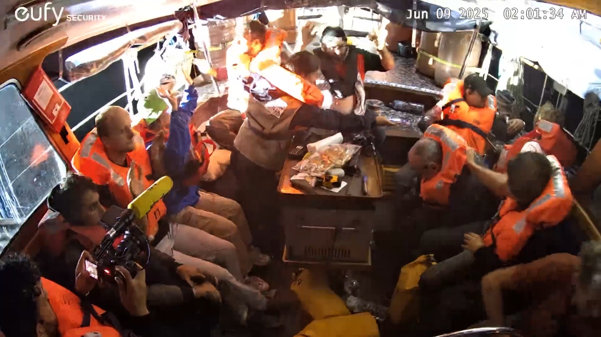 L’esercito israeliano abborda la nave con gli aiuti per Gaza: l’equipaggio della Freedom Flotilla con le mani alzate – Video L’esercito israeliano abborda la nave con gli aiuti per Gaza: l’equipaggio della Freedom Flotilla con le mani alzate – Video