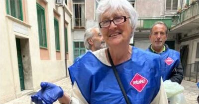 Copertina di Rifiuti dei turisti, monopattini e mobili rotti: così Beatrice e i volontari di Retake puliscono Roma ogni giorno