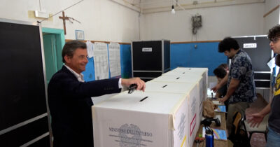 Copertina di Referendum, Calenda riesce (dopo un tentativo a vuoto) a votare: “Farlo è un dovere civico” – Video